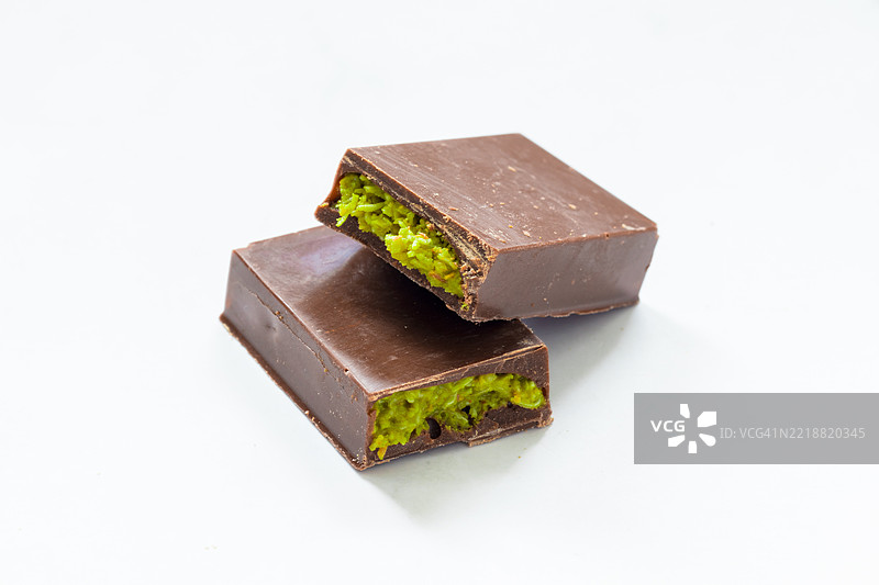 迪拜素食巧克力，配有酥脆的卡塔伊菲面团和开心果酱。特写镜头图片素材