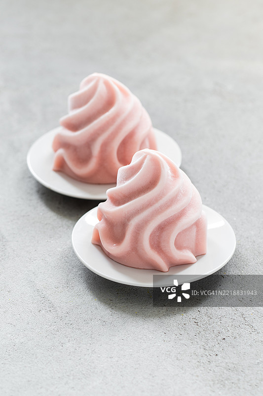 石榴冰霜以法式香草奶油的形式呈现。放在盘子上。图片素材