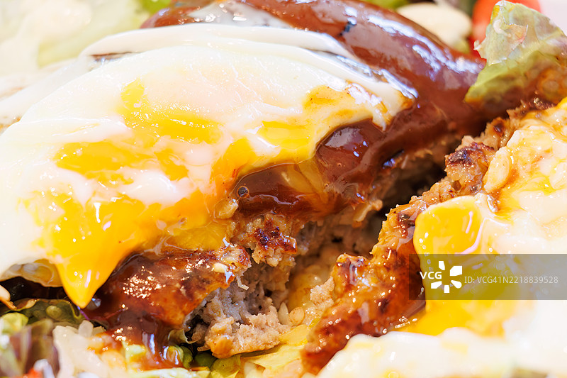 假日里的厨房车。时尚咖啡馆里的洛可莫可碗。汉堡牛排和煎蛋放在米饭上，淋上肉汁。美味。图片素材