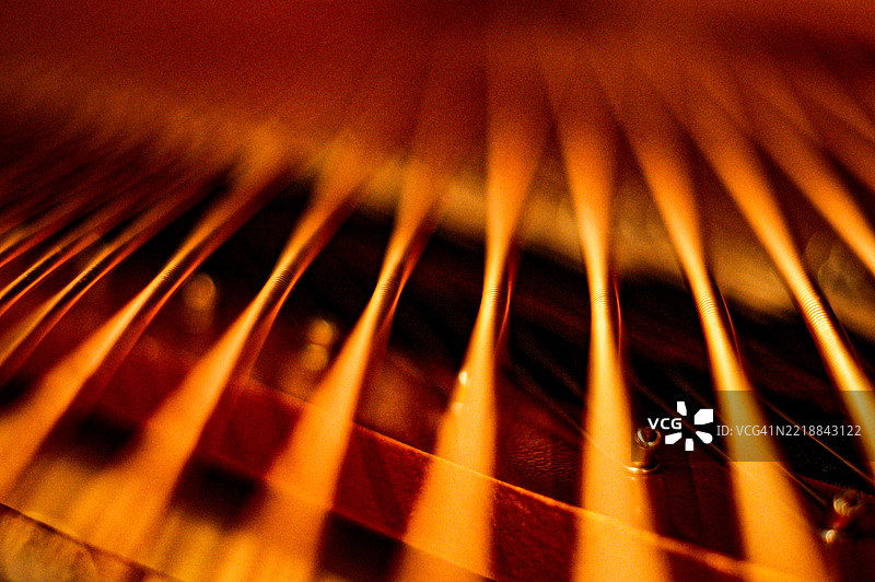 钢琴弦的特写细节图片素材