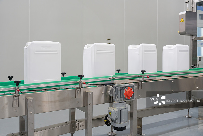 工厂生产线操作；液体灌装图片素材