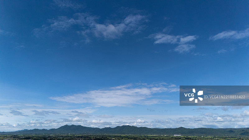 泰国乡村的宁静风景，蓝天如洗。图片素材