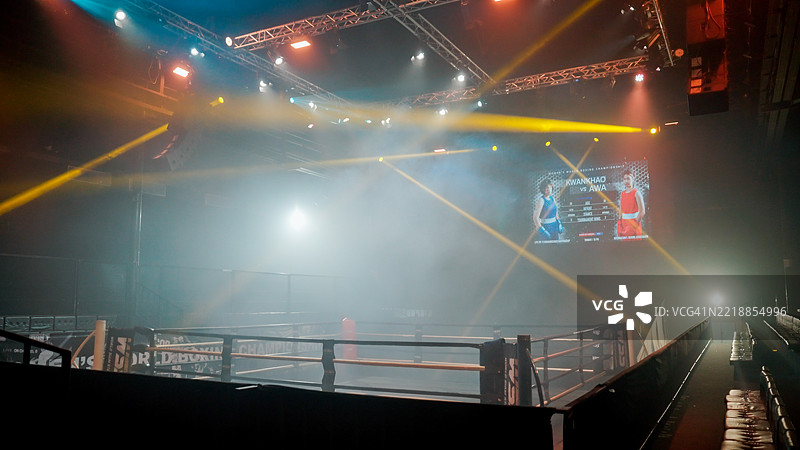 拳击台上闪耀的灯光为拳击比赛做好准备。图片素材