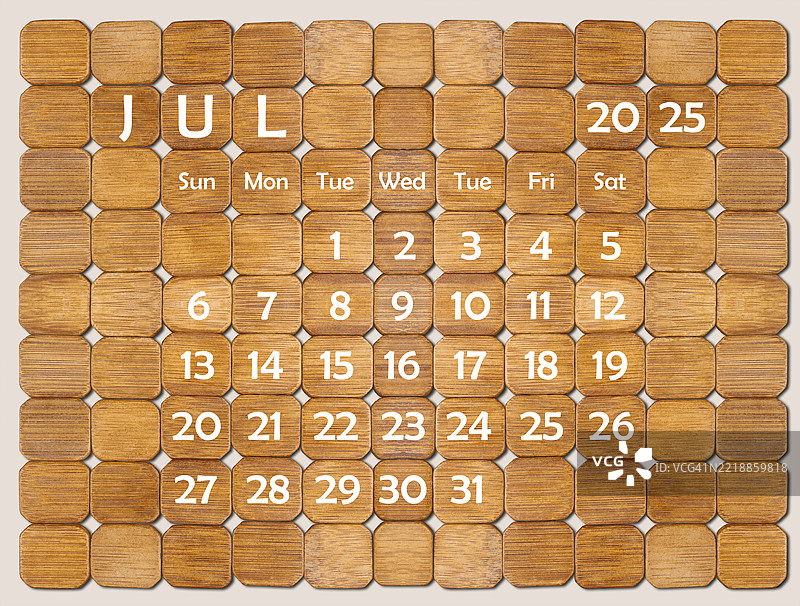 2025年7月的日历放在木块上。图片素材