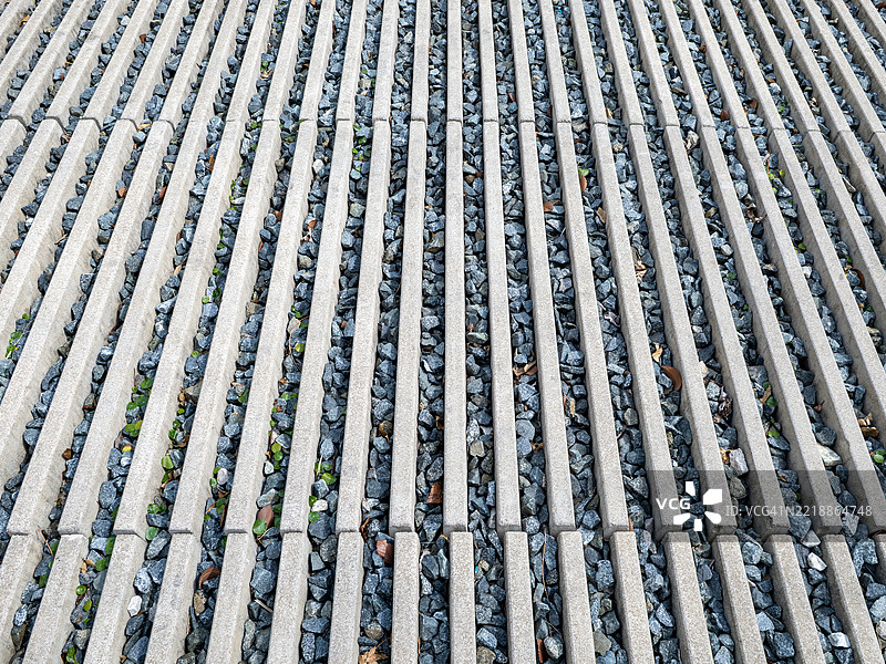 对称的金属排水口顶部视图，铺有卵石图片素材