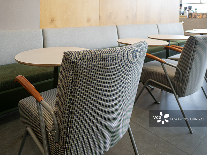 室内用餐区，配有软垫椅子和圆形桌子图片素材