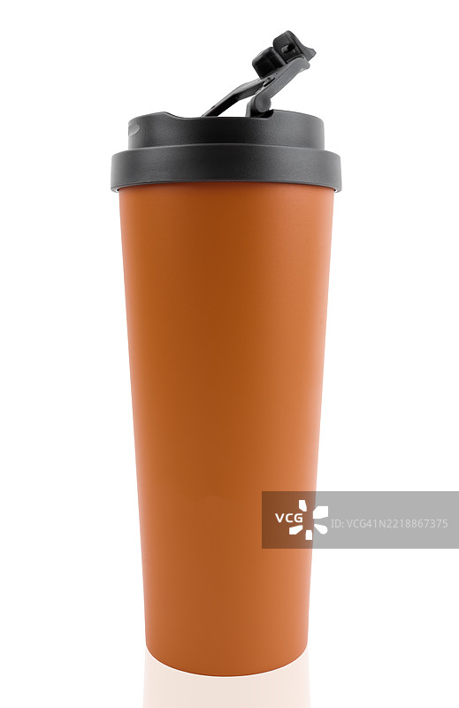 棕色冷藏玻璃杯。白色背景上孤立的不锈钢保温杯，保存剪切路径。图片素材