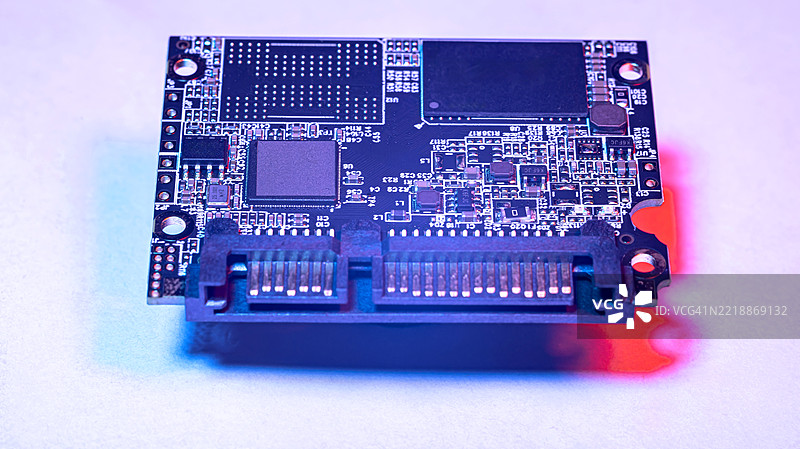 特写，固态硬盘，白色背景上的固态驱动器图片素材