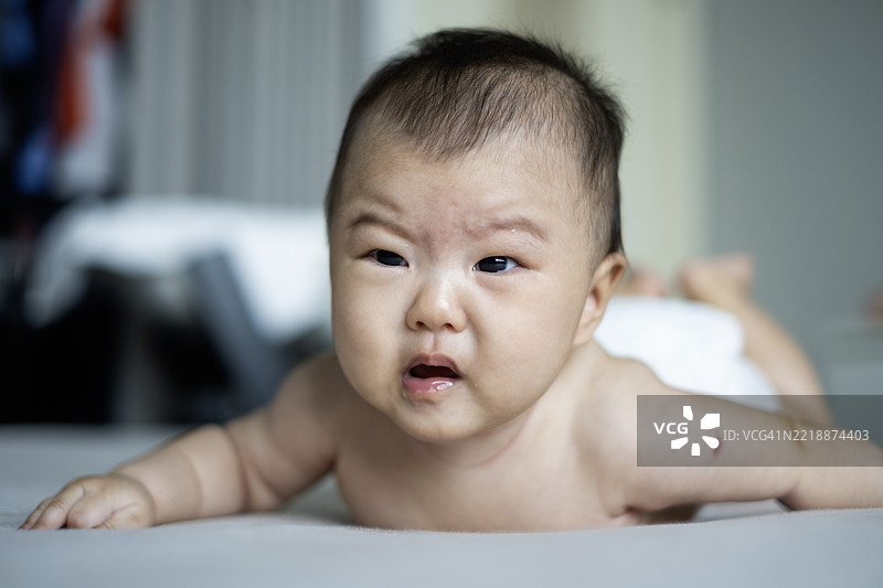 一个三个月大的宝宝困了，想要睡觉。图片素材