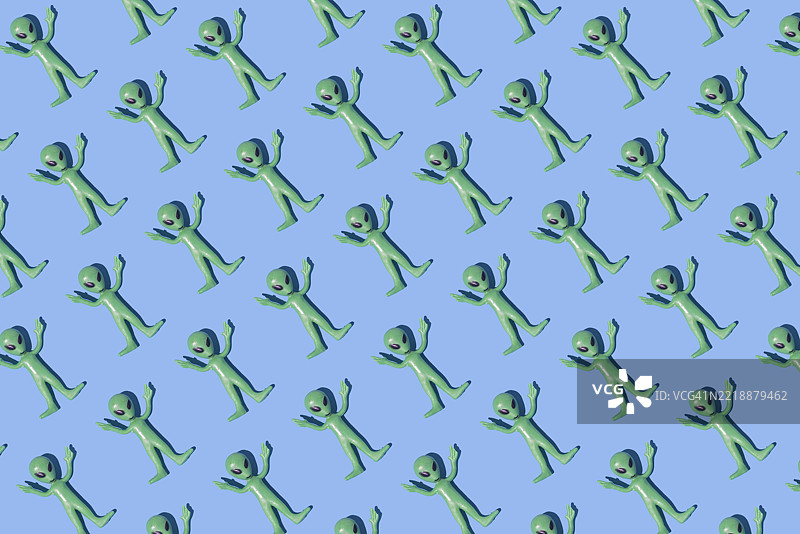 绿色外星人玩具图案，背景为纯蓝色。外星人，虚构，科幻，恐怖，罗斯威尔，51区，外星学，飞碟。图片素材