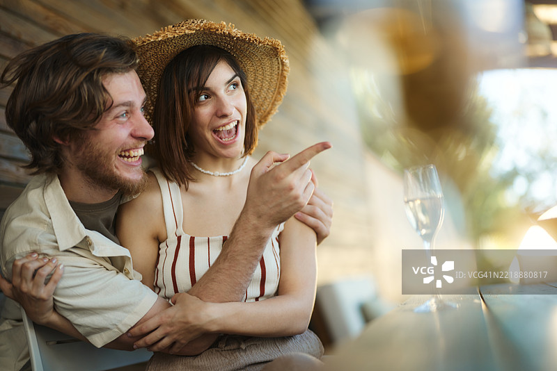 看那边，亲爱的！图片素材