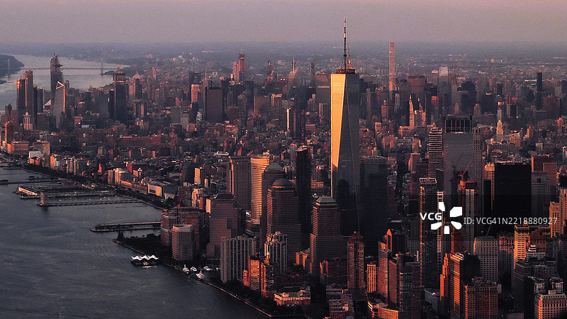 纽约市曼哈顿地区日落时的天际线鸟瞰图图片素材