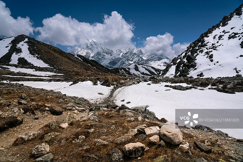 戈基奥山谷的雪山图片素材