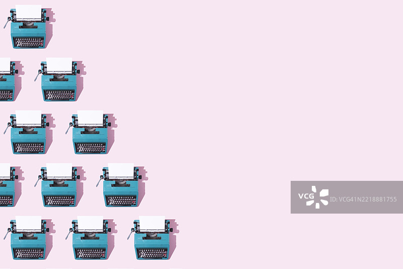 绿色复古打字机的图案，左侧有一张空白纸，背景为粉色。编剧、作家、写作、新闻、文学与文化。图片素材