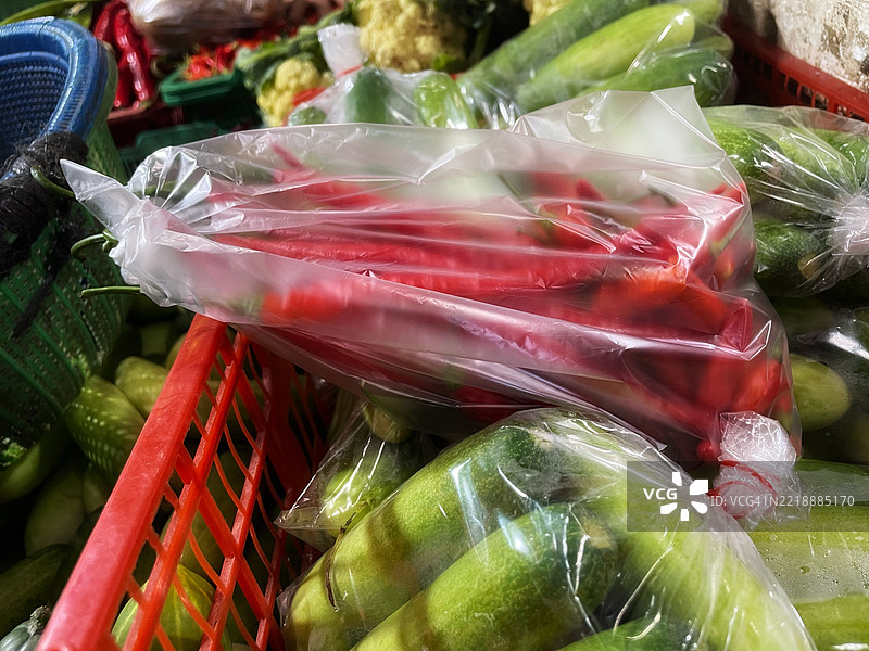 被塑料包裹的蔬菜图片素材
