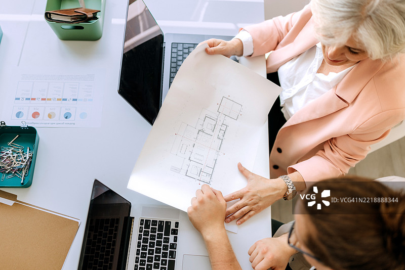 同事们一起分析蓝图的俯视图图片素材