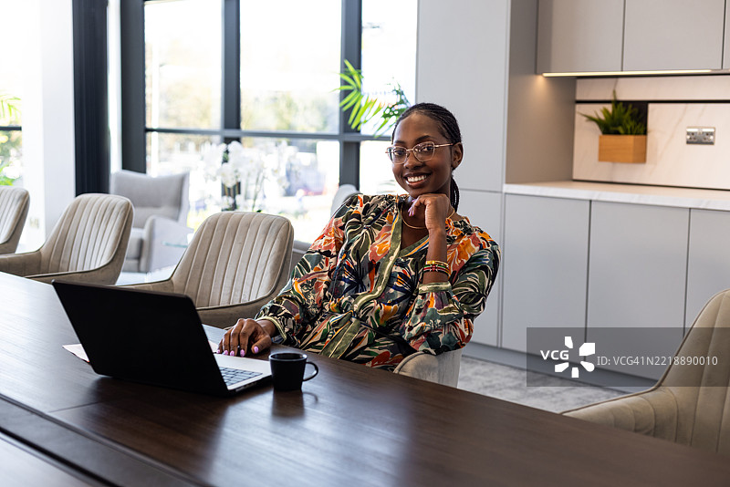 专注的专业人士在现代会议室环境中图片素材