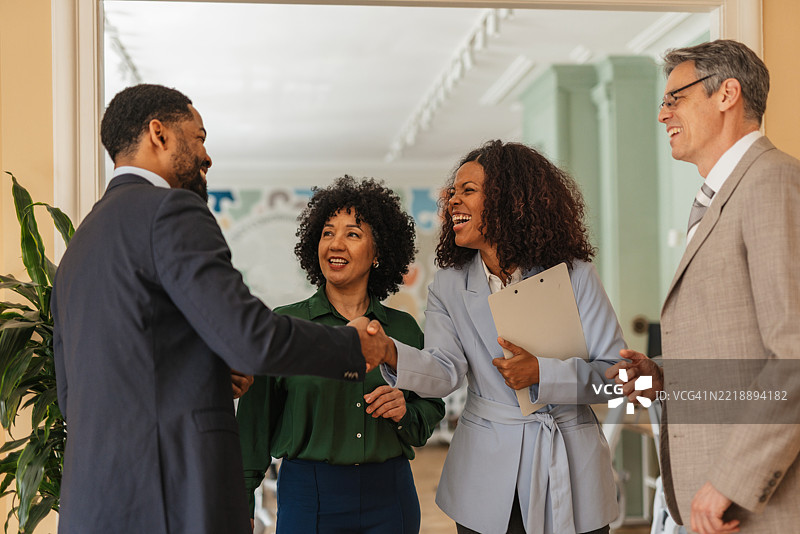 创意办公室氛围中的温暖握手图片素材