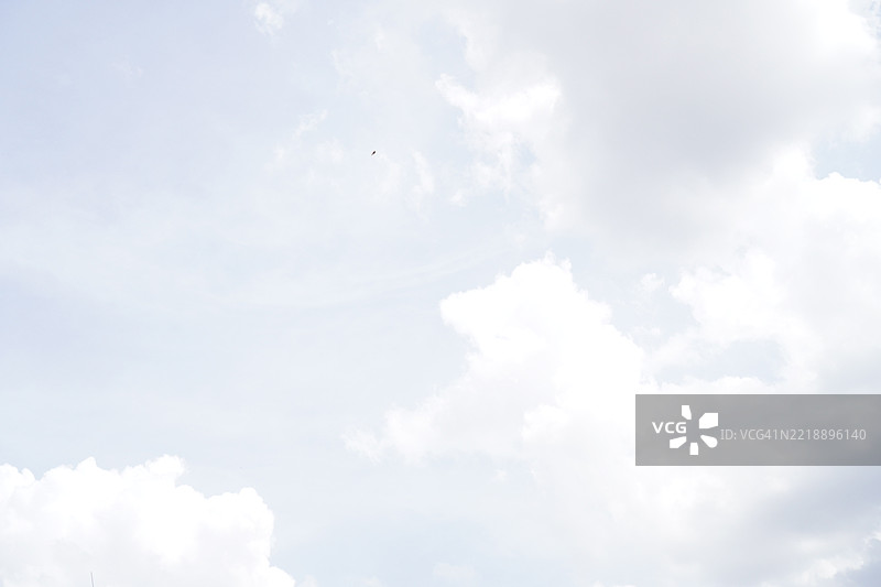 蓝天中的白云图片素材