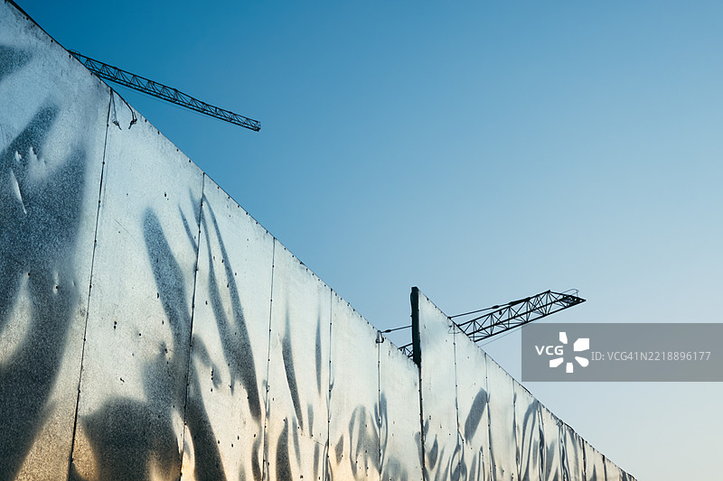 早晨的建筑工地围栏图片素材