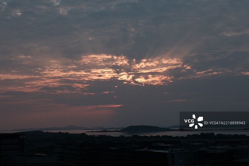 太湖地平线上的日落图片素材