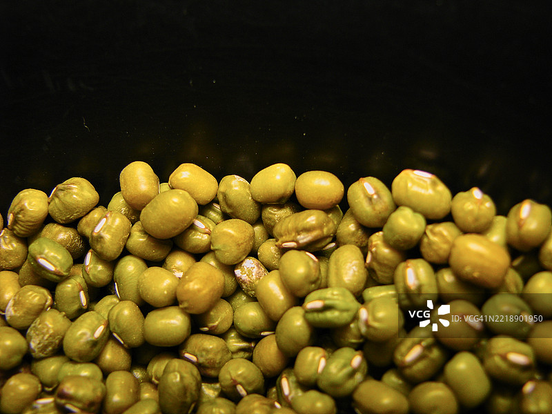 特写镜头展示了绿色的绿豆。图片素材