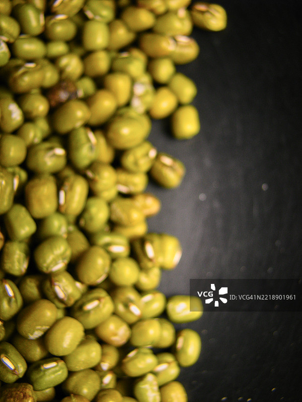 特写镜头展示了绿色的绿豆。图片素材
