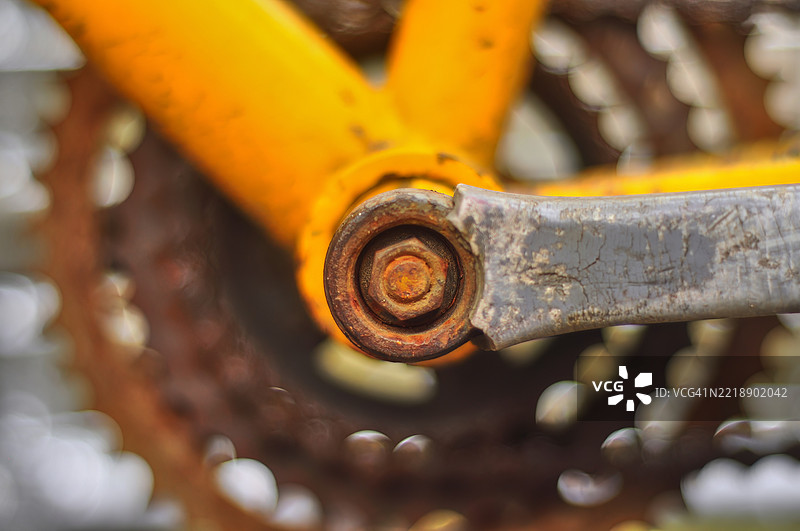 生锈螺栓的特写镜头。图片素材
