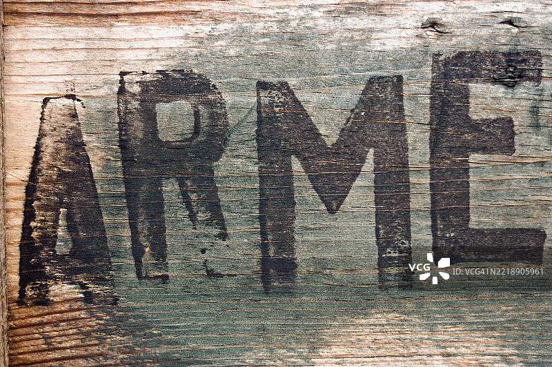 旧木箱上写着“ARME”图片素材