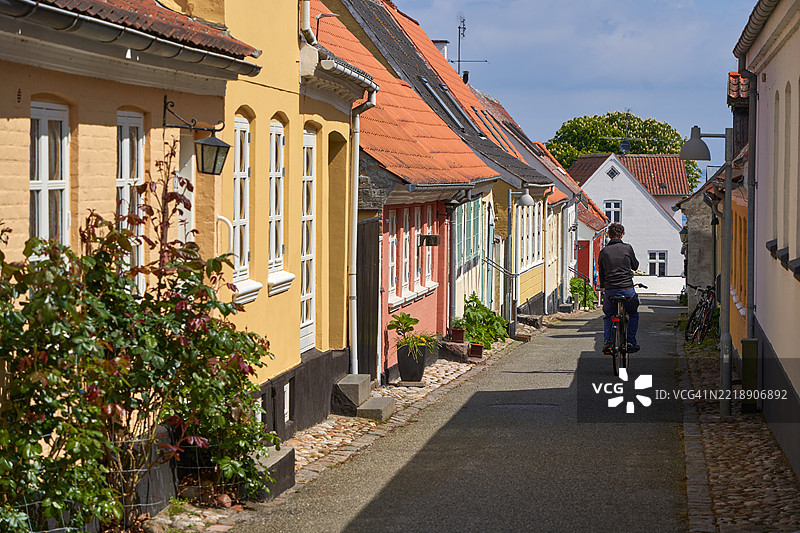 丹麦厄尔岛马尔斯塔尔老城的自行车交通图片素材