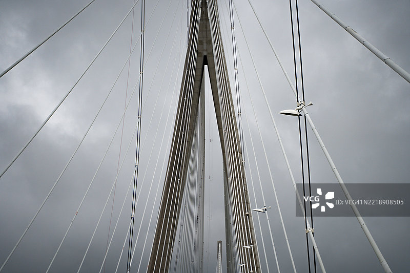 诺曼底大桥在戏剧性的多云天空下的特写镜头图片素材