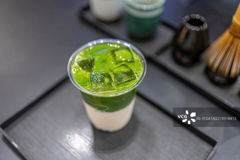 打发抹茶拿铁，奶油般的抹茶，背景为浅色。抹茶绿茶。图片素材