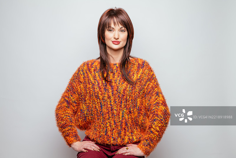 美丽的模特在摄影棚中，穿着多彩的服装图片素材