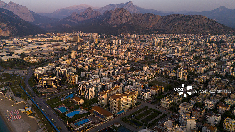 土耳其安塔利亚的孔亚尔提区的航拍视角，展示城市天际线图片素材