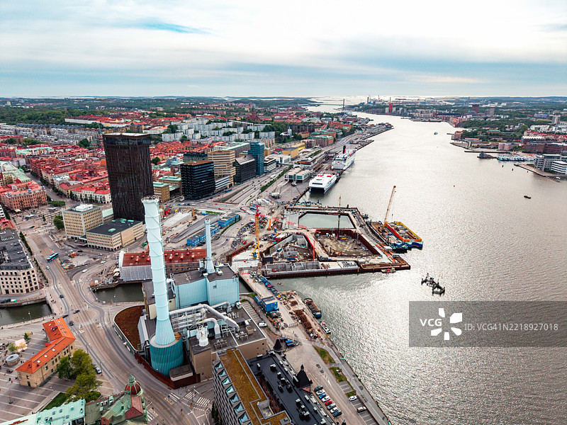 哥德堡城市天际线，河流哥塔河与建筑工地图片素材