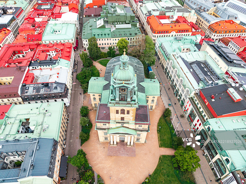 哥德堡，瑞典，古斯塔夫·阿道夫教堂的鸟瞰图，周围环绕着色彩斑斓的建筑。图片素材