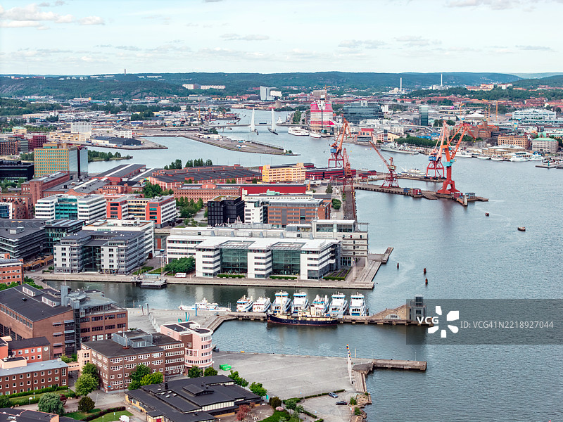 哥德堡的城市风景，港口和起重机主导着天际线图片素材