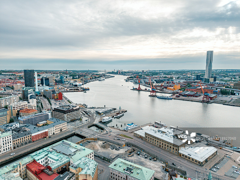 哥德堡城市风景，戈塔艾尔夫河与摩天大楼在阴 cloudy 的天空下图片素材