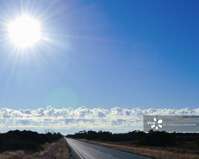 阳光明媚的道路风景图片素材