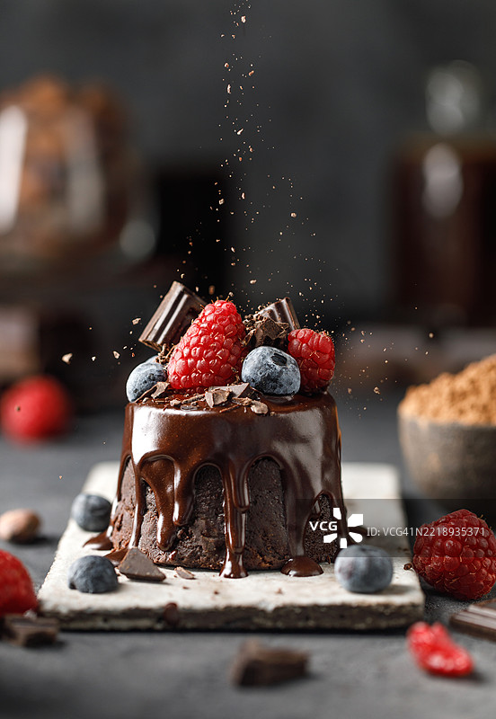 桌子上的蛋糕特写图片素材