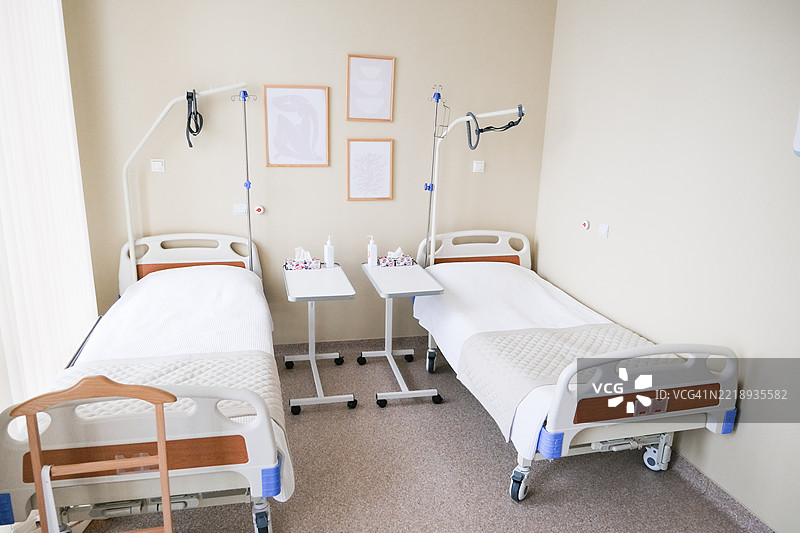 莫斯科，俄罗斯，2025年2月19日 两张铺着白色床单的医院病床图片素材