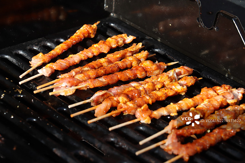烤培根串，突出其酥脆的质感和美味的风味图片素材
