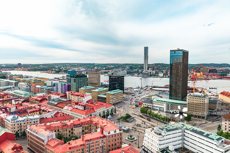 哥德堡市天际线，港口和工业区在阴天的景象图片素材