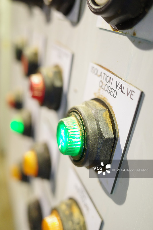 装配线输送带上的控制按钮图片素材