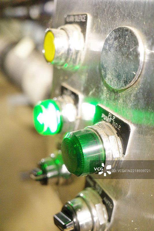 带有灯光和开关的控制面板图片素材