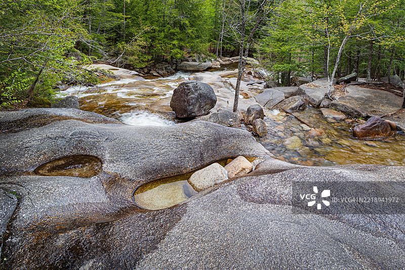 美国河流中的岩石高角度视图图片素材