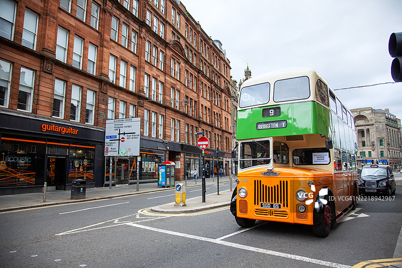 游客在爱丁堡的地标之一漫步图片素材