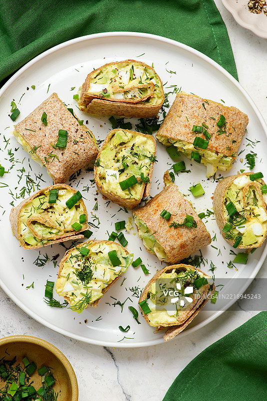 高角度视图的餐盘食物放在桌子上，乌克兰图片素材