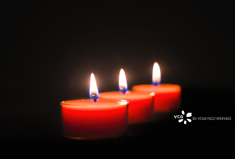 昏暗房间中点亮的蜡烛特写，达勒姆，北卡罗来纳州，美国图片素材