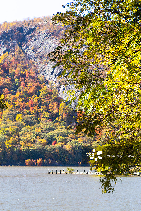秋天时，湖边的树木与天空相映，冷春，纽约，美国图片素材
